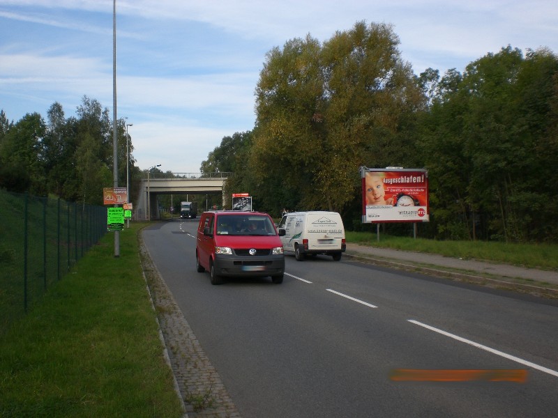 Löbau Laubaner Str. (B6),  Nähe Viadukt, stadtauswärts,  rechts, quer zur Fahrbahn,  beleuchtet