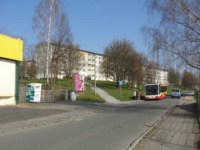 Löbau Richard-Müller-Str. 7 Bushaltestelle,  Nähe Wohngebiet parallel zur Fahrbahn 