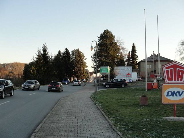 Oderwitz, Hauptstraße 94 (B96), Richtung Zittau, rechts, quer zur Fahrbahn, neben Tankstelle, Wreesmann