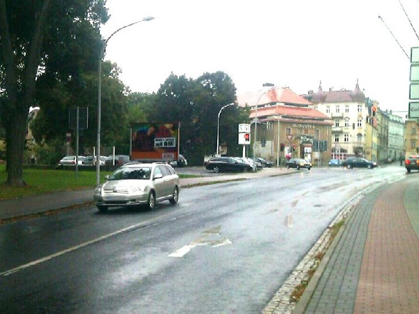 Zittau Friedensstraße 8 quer zur Fahrbahn, links Kreuzung Zittauer Ring,  Stadtzentrum 