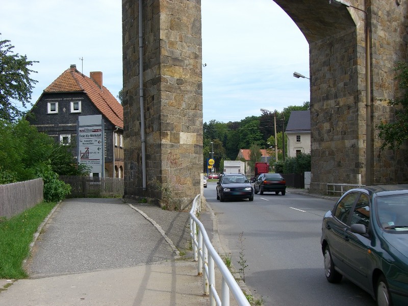 Ebersbach Bautzener Str. 23 (B 96) Am Viadukt,links, Ri Bautzen quer zur Fahrbahn Nähe Lidl 