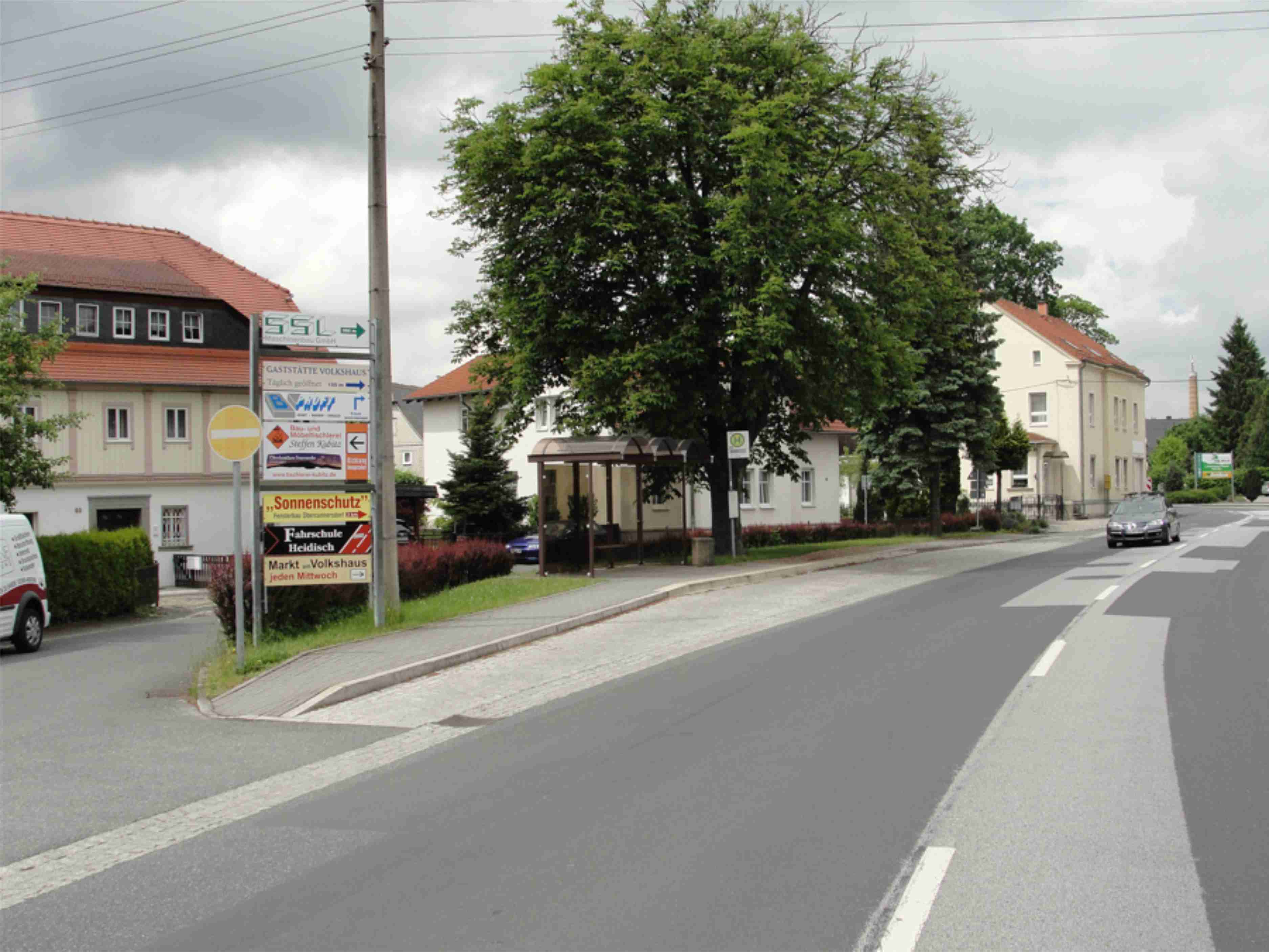 Eibau Hauptstrasse, (B96) Ri Ebersbach, links quer zur Fahrbahn Nähe "Zum Hirsch", Abzweig Obercunnersdorf, geg. Eiscafe