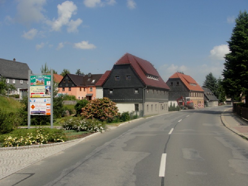 Eibau Hauptstrasse (B96) Ri Ebersbach, links quer zur Fahrbahn Parkplatz