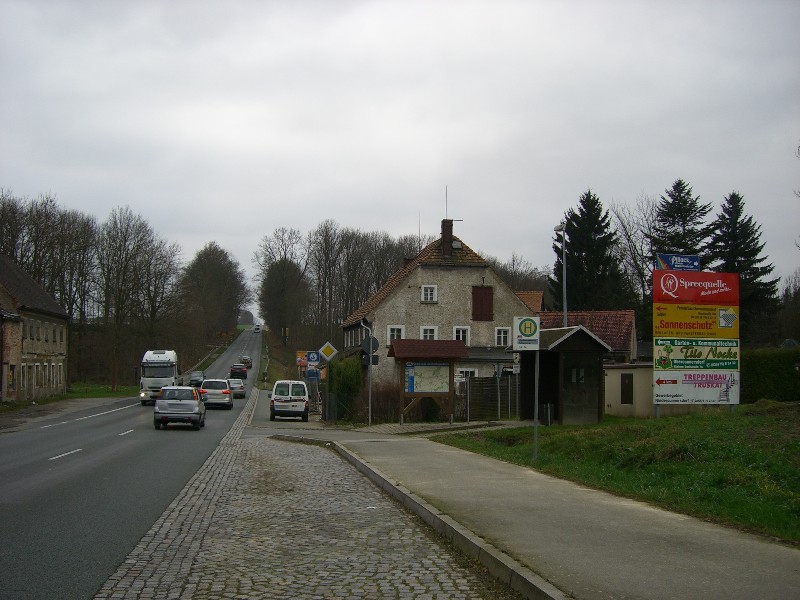 Großschweidnitz (S148) Ri. Neugersdorf, rechts quer zur Fahrbahn neben Bushaltestelle; ggü. ehem. Gaststätte Schwimmer 