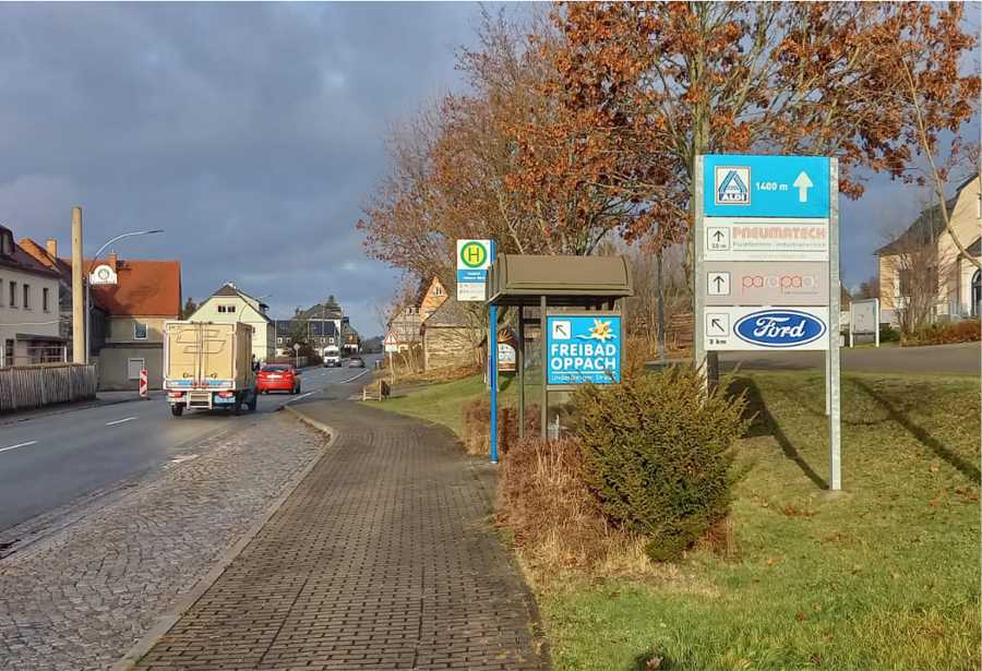 Oppach A.-Bebel-Str. 53 (B96) Ri Bautzen, rechts quer zur Fahrbahn Höhe Haus des Gastes, Bushaltestelle, geg. Bio Markt 